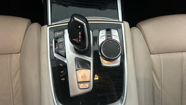 BMW Serie 7 750i color Gris. Año 2018. 330KW(450CV). Gasolina. En concesionario BYmyCAR Madrid - Alcalá de Madrid
