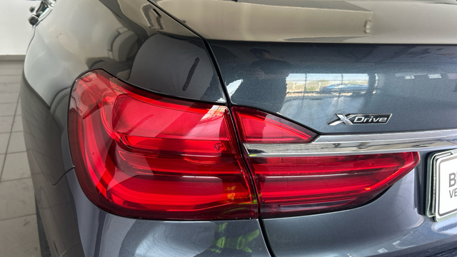 BMW Serie 7 750i color Gris. Año 2018. 330KW(450CV). Gasolina. En concesionario BYmyCAR Madrid - Alcalá de Madrid