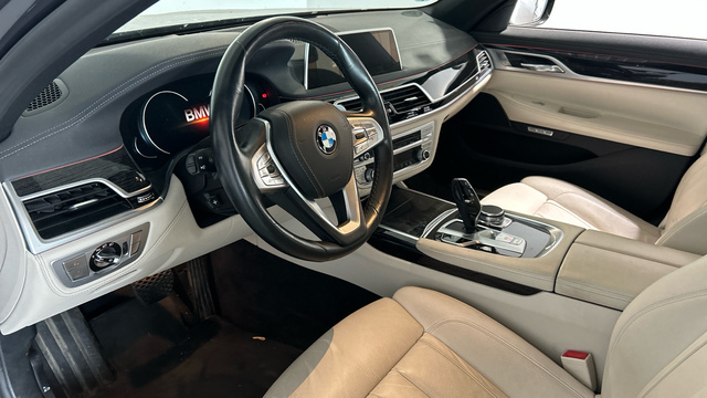 BMW Serie 7 750i color Gris. Año 2018. 330KW(450CV). Gasolina. En concesionario BYmyCAR Madrid - Alcalá de Madrid