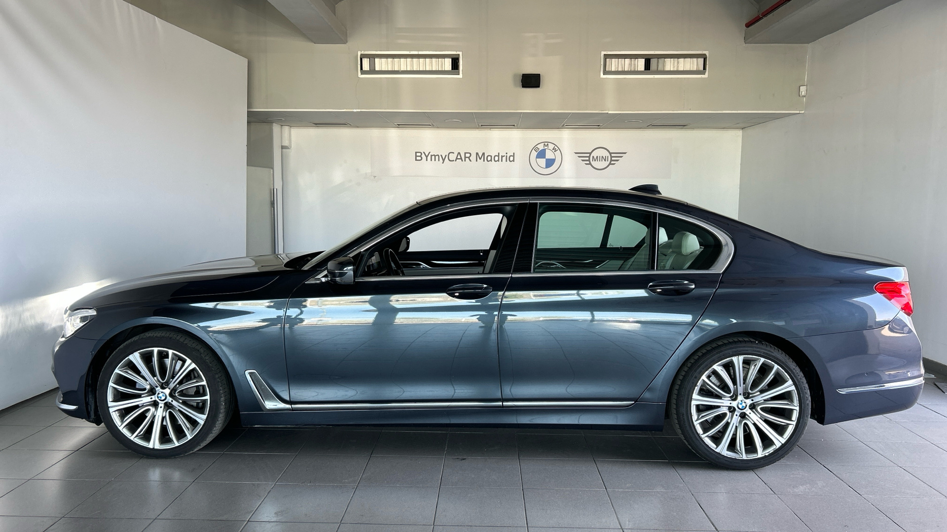 BMW Serie 7 750i color Gris. Año 2018. 330KW(450CV). Gasolina. En concesionario BYmyCAR Madrid - Algete de Madrid