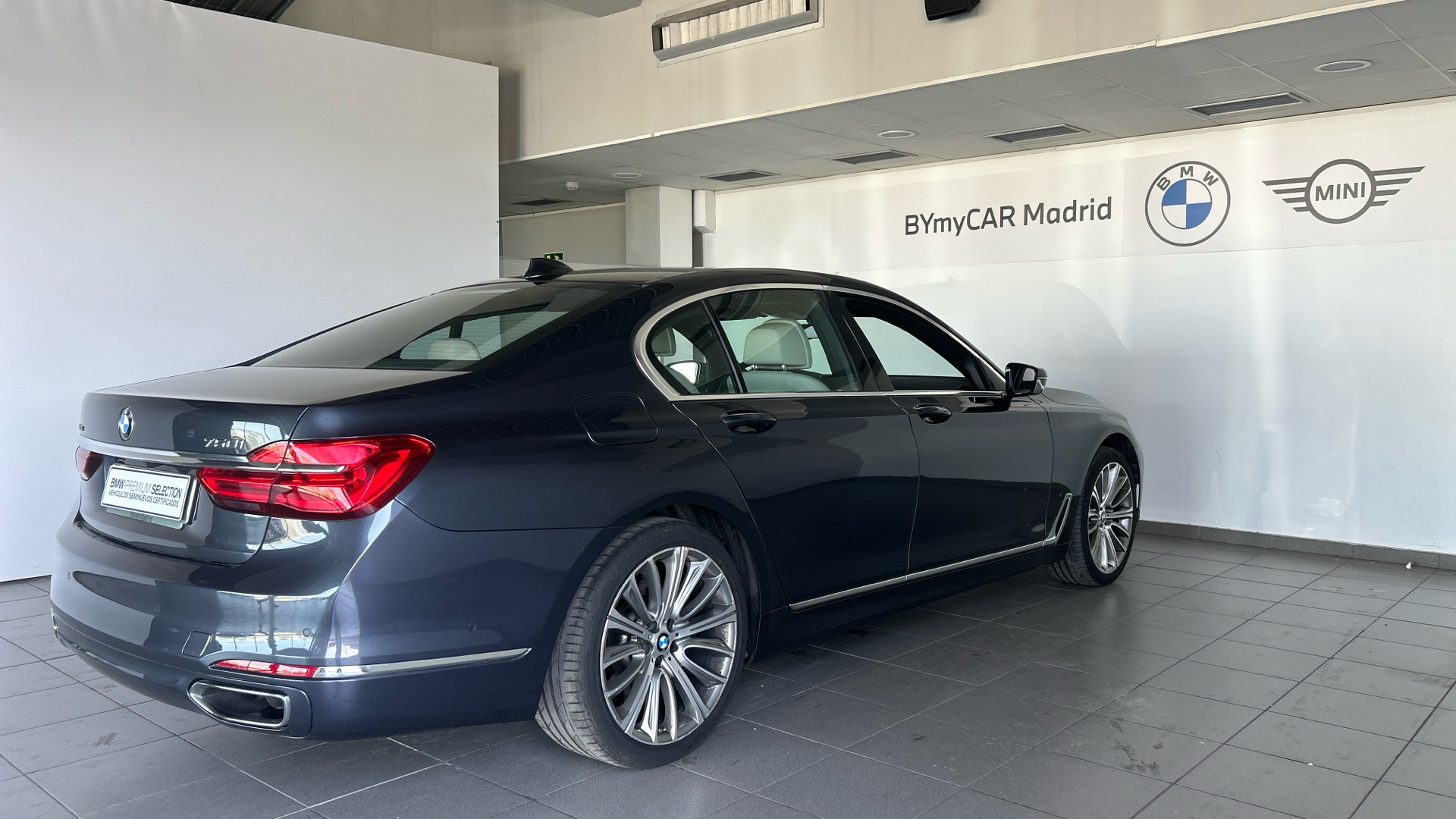 BMW Serie 7 750i color Gris. Año 2018. 330KW(450CV). Gasolina. En concesionario BYmyCAR Madrid - Algete de Madrid