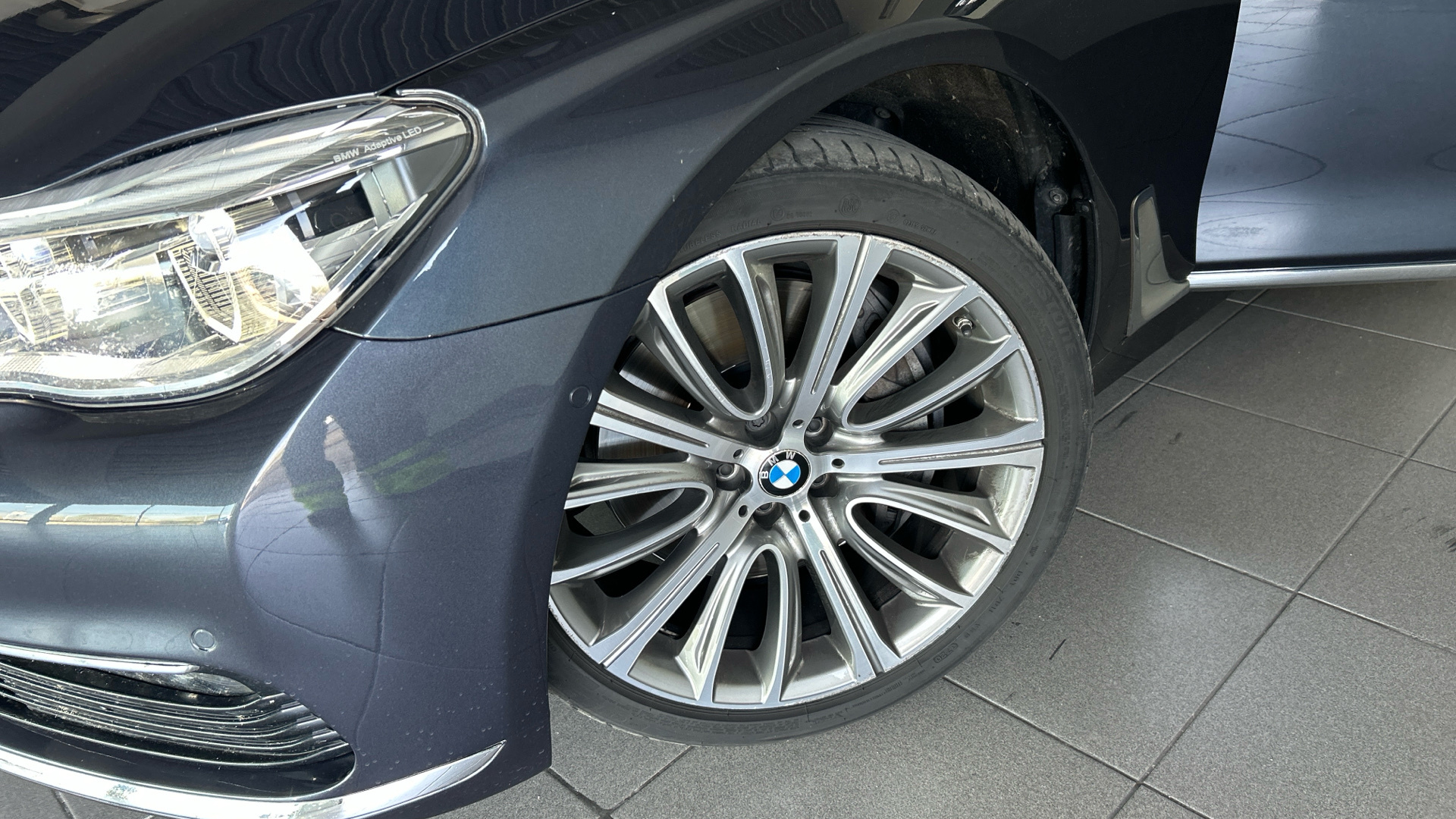 BMW Serie 7 750i color Gris. Año 2018. 330KW(450CV). Gasolina. En concesionario BYmyCAR Madrid - Algete de Madrid