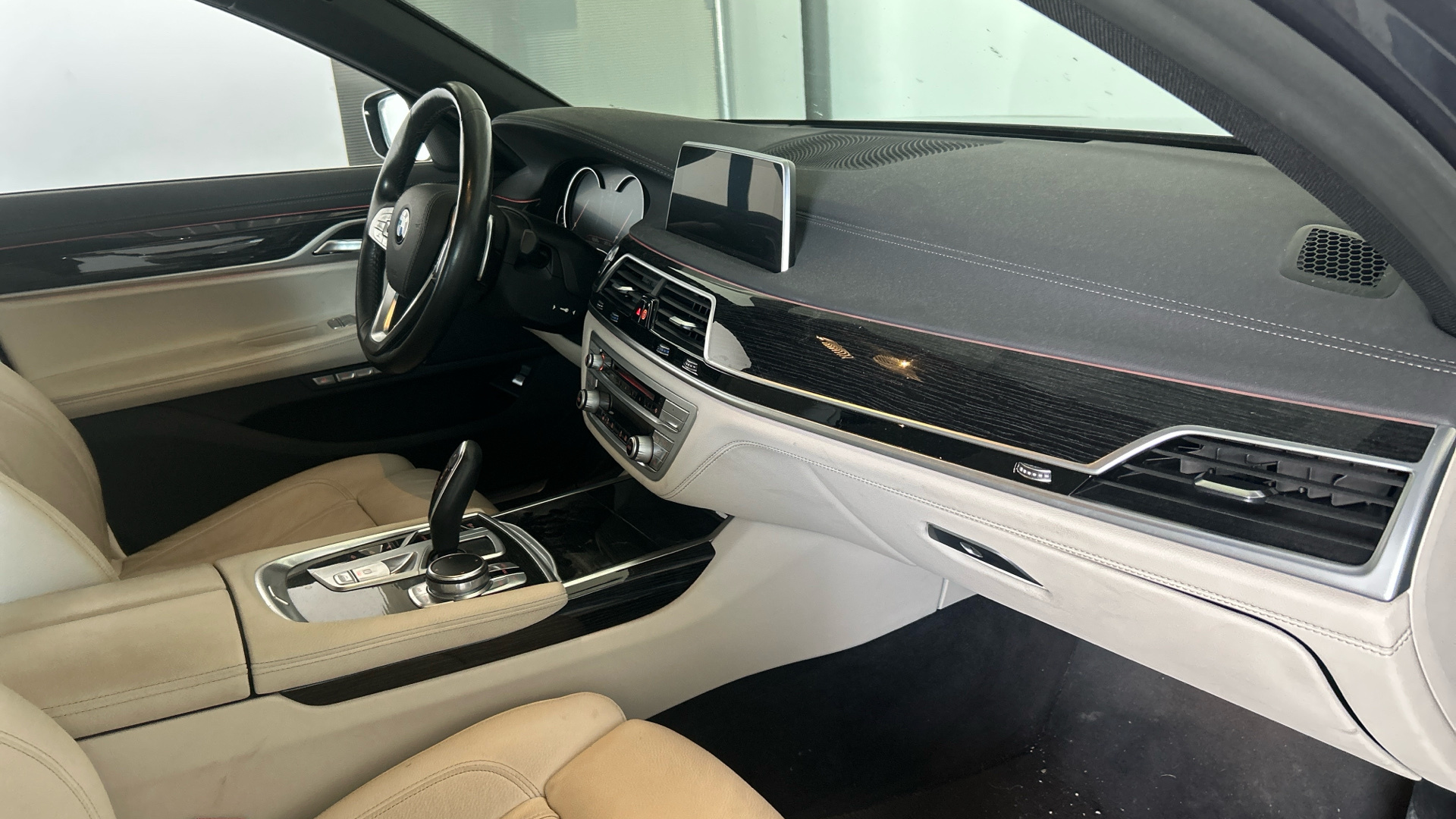 BMW Serie 7 750i color Gris. Año 2018. 330KW(450CV). Gasolina. En concesionario BYmyCAR Madrid - Algete de Madrid