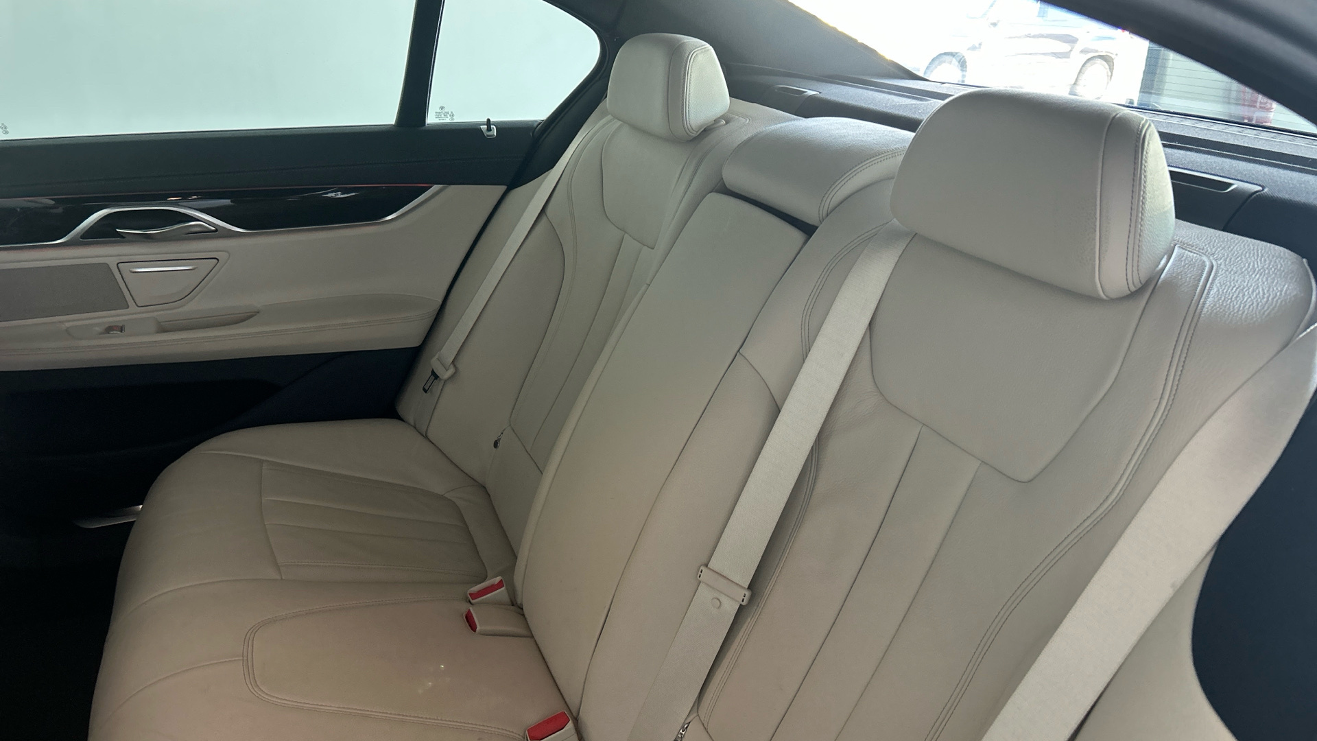 BMW Serie 7 750i color Gris. Año 2018. 330KW(450CV). Gasolina. En concesionario BYmyCAR Madrid - Algete de Madrid