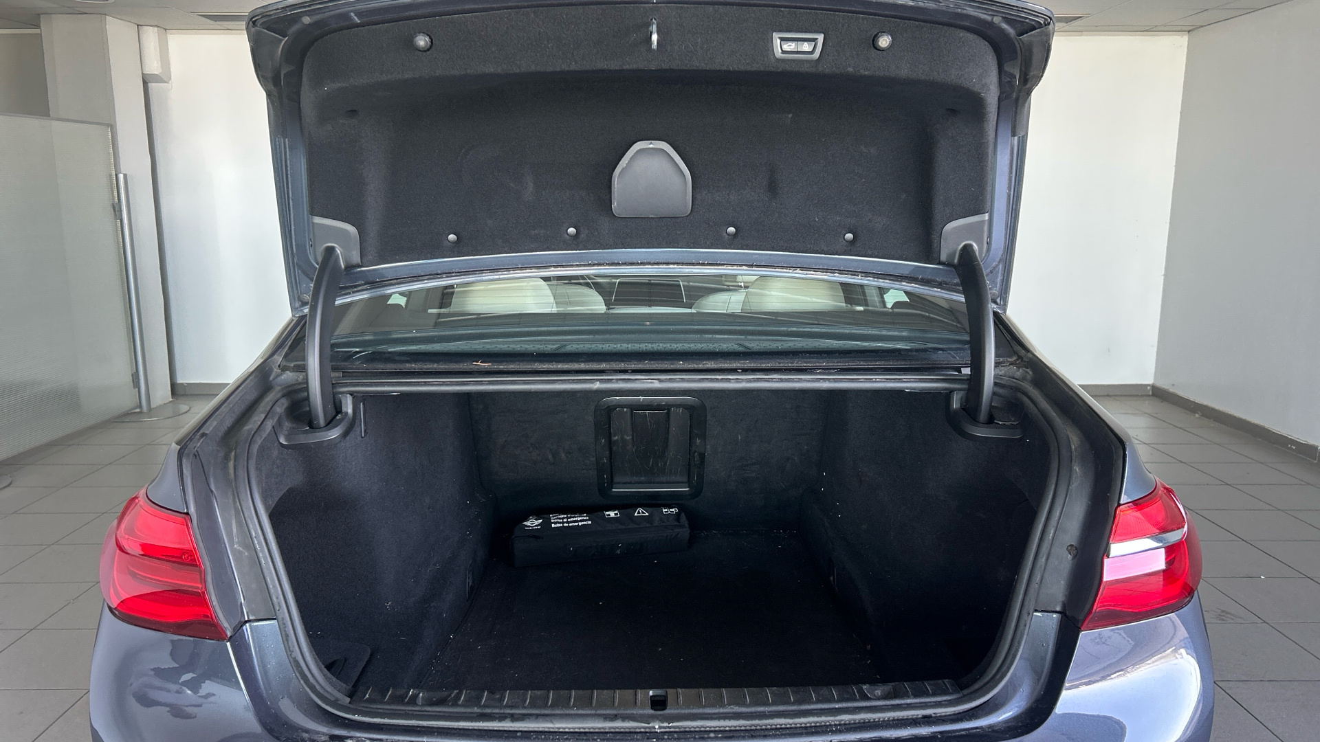 BMW Serie 7 750i color Gris. Año 2018. 330KW(450CV). Gasolina. En concesionario BYmyCAR Madrid - Algete de Madrid