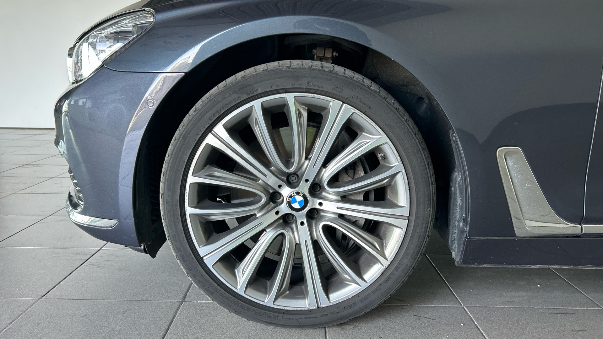 BMW Serie 7 750i color Gris. Año 2018. 330KW(450CV). Gasolina. En concesionario BYmyCAR Madrid - Algete de Madrid