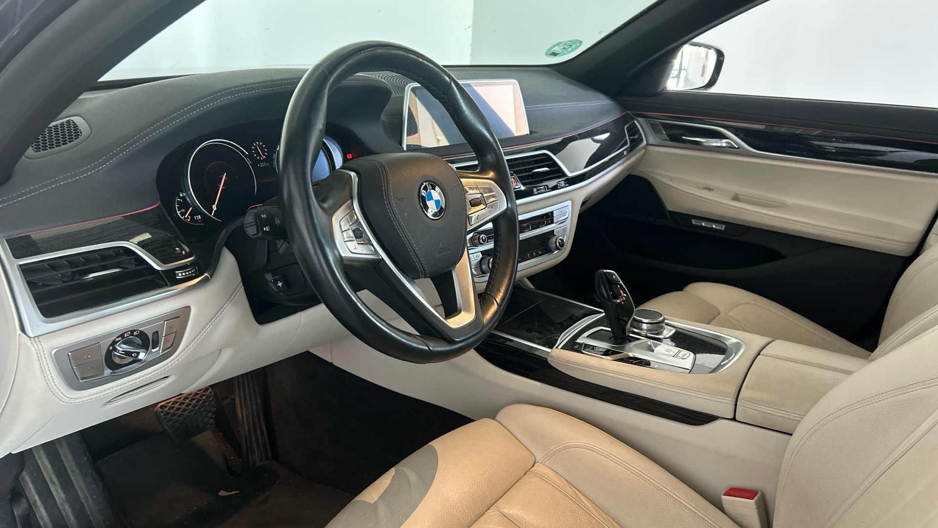 BMW Serie 7 750i color Gris. Año 2018. 330KW(450CV). Gasolina. En concesionario BYmyCAR Madrid - Algete de Madrid