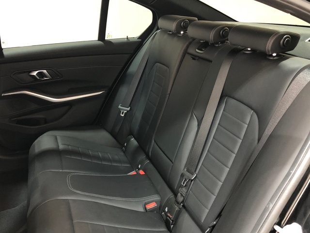 BMW Serie 3 320d color Negro. Año 2024. 140KW(190CV). Diésel. En concesionario Movilnorte El Plantio de Madrid