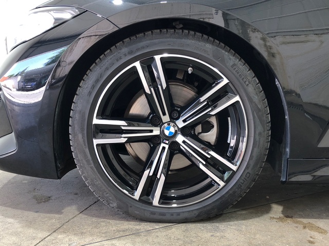 BMW Serie 3 320d color Negro. Año 2024. 140KW(190CV). Diésel. En concesionario Movilnorte El Plantio de Madrid