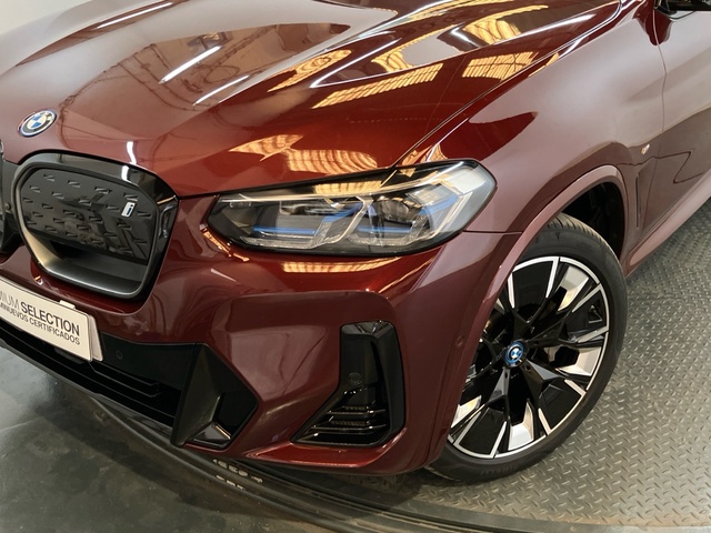 BMW iX3 M Sport color Rojo. Año 2022. 210KW(286CV). Eléctrico. En concesionario Proa Premium Palma de Baleares