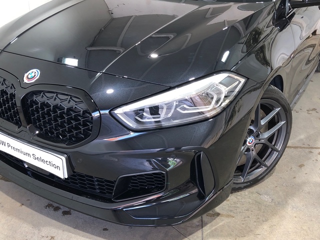 BMW Serie 1 M135i color Negro. Año 2022. 225KW(306CV). Gasolina. En concesionario Movilnorte El Plantio de Madrid