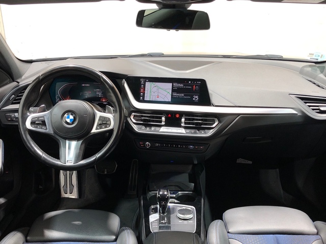 BMW Serie 1 M135i color Negro. Año 2022. 225KW(306CV). Gasolina. En concesionario Movilnorte El Plantio de Madrid