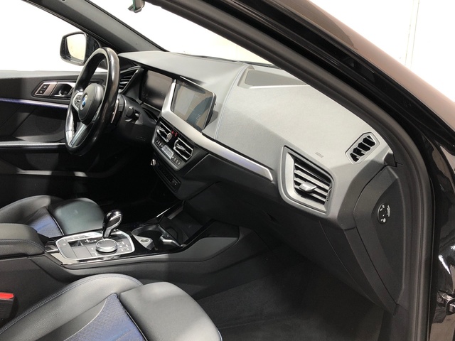 BMW Serie 1 M135i color Negro. Año 2022. 225KW(306CV). Gasolina. En concesionario Movilnorte El Plantio de Madrid