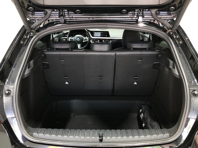 BMW Serie 1 M135i color Negro. Año 2022. 225KW(306CV). Gasolina. En concesionario Movilnorte El Plantio de Madrid