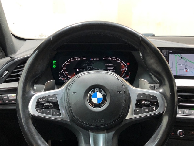BMW Serie 1 M135i color Negro. Año 2022. 225KW(306CV). Gasolina. En concesionario Movilnorte El Plantio de Madrid