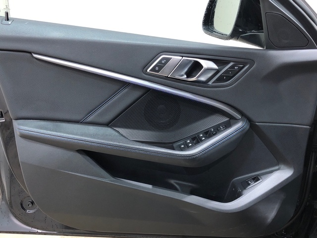 BMW Serie 1 M135i color Negro. Año 2022. 225KW(306CV). Gasolina. En concesionario Movilnorte El Plantio de Madrid