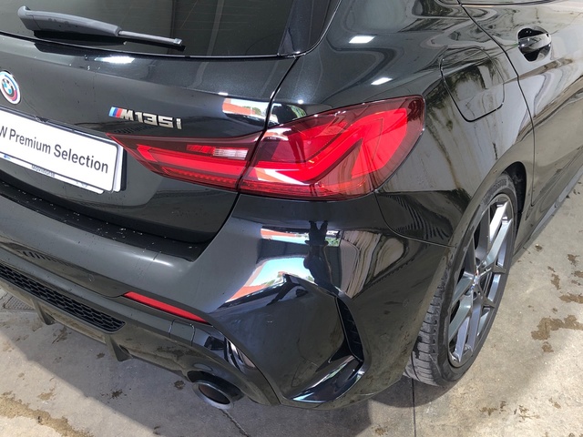 BMW Serie 1 M135i color Negro. Año 2022. 225KW(306CV). Gasolina. En concesionario Movilnorte El Plantio de Madrid