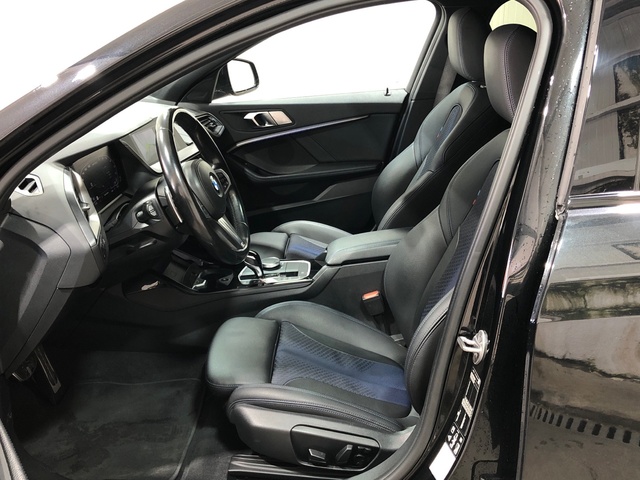 BMW Serie 1 M135i color Negro. Año 2022. 225KW(306CV). Gasolina. En concesionario Movilnorte El Plantio de Madrid