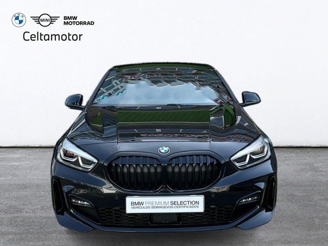 BMW Serie 1 118d color Negro. Año 2024. 110KW(150CV). Diésel. En concesionario Celtamotor Vigo de Pontevedra