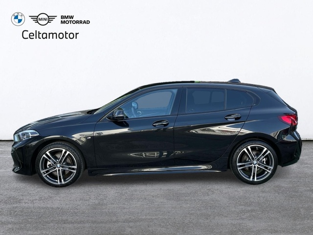 BMW Serie 1 118d color Negro. Año 2024. 110KW(150CV). Diésel. En concesionario Celtamotor Vigo de Pontevedra