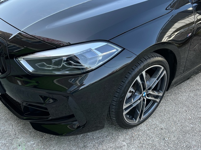 BMW Serie 1 118d color Negro. Año 2024. 110KW(150CV). Diésel. En concesionario Celtamotor Vigo de Pontevedra