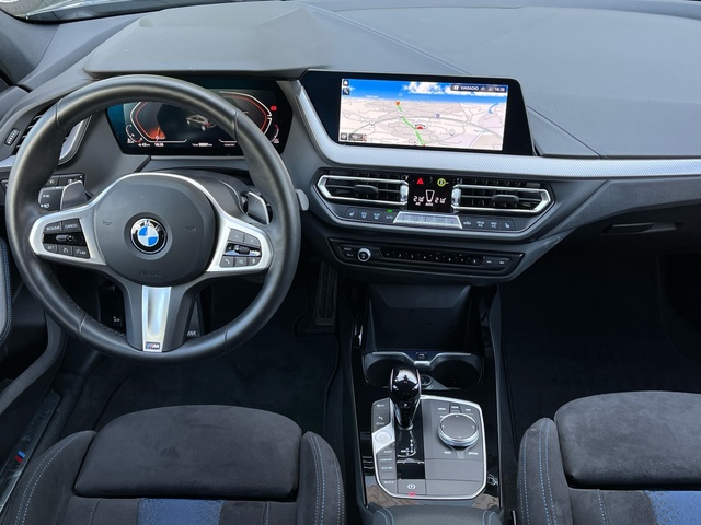 BMW Serie 1 118d color Negro. Año 2024. 110KW(150CV). Diésel. En concesionario Celtamotor Vigo de Pontevedra