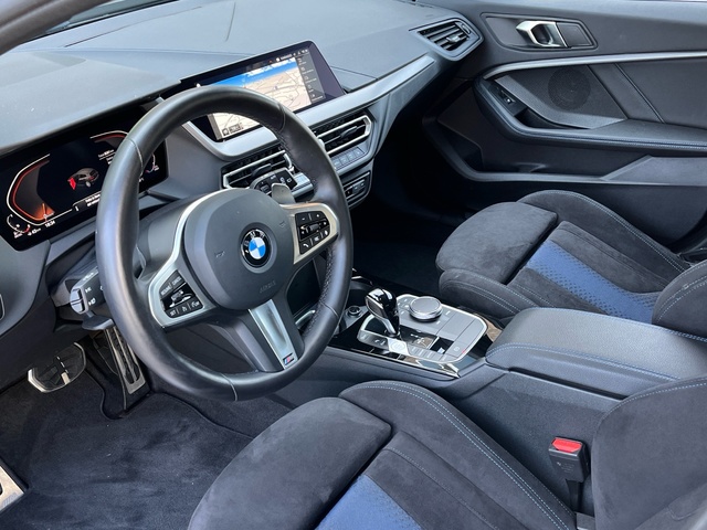 BMW Serie 1 118d color Negro. Año 2024. 110KW(150CV). Diésel. En concesionario Celtamotor Vigo de Pontevedra