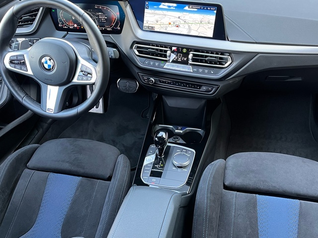 BMW Serie 1 118d color Negro. Año 2024. 110KW(150CV). Diésel. En concesionario Celtamotor Vigo de Pontevedra