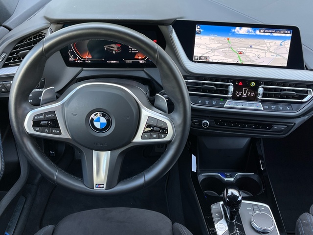 BMW Serie 1 118d color Negro. Año 2024. 110KW(150CV). Diésel. En concesionario Celtamotor Vigo de Pontevedra