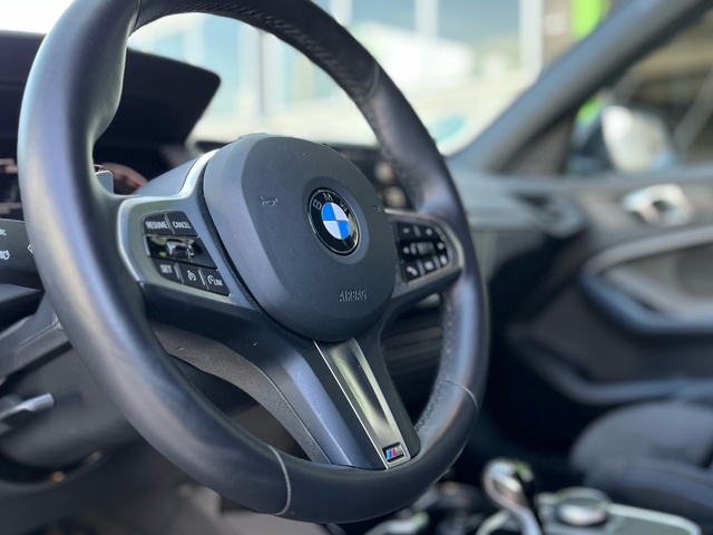 BMW Serie 1 118d color Negro. Año 2024. 110KW(150CV). Diésel. En concesionario Celtamotor Vigo de Pontevedra