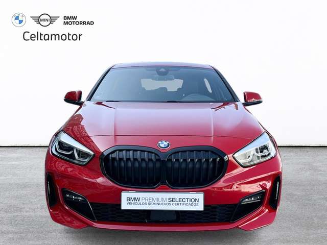 BMW Serie 1 118i color Rojo. Año 2024. 103KW(140CV). Gasolina. En concesionario Celtamotor Vigo de Pontevedra
