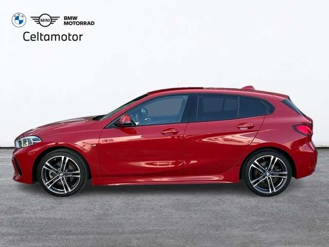 BMW Serie 1 118i color Rojo. Año 2024. 103KW(140CV). Gasolina. En concesionario Celtamotor Vigo de Pontevedra