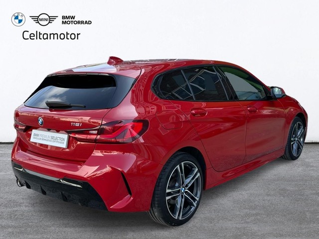 BMW Serie 1 118i color Rojo. Año 2024. 103KW(140CV). Gasolina. En concesionario Celtamotor Vigo de Pontevedra