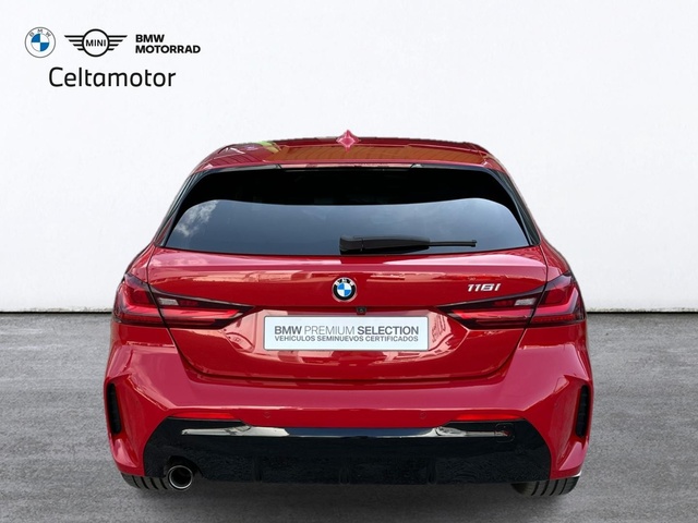 BMW Serie 1 118i color Rojo. Año 2024. 103KW(140CV). Gasolina. En concesionario Celtamotor Vigo de Pontevedra