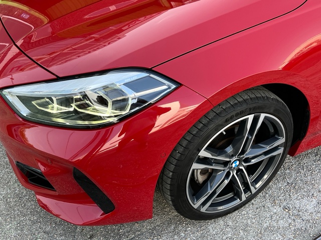 BMW Serie 1 118i color Rojo. Año 2024. 103KW(140CV). Gasolina. En concesionario Celtamotor Vigo de Pontevedra