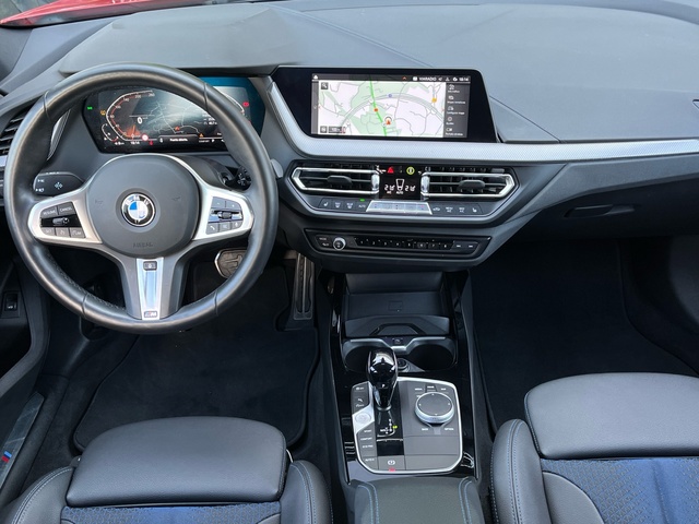 BMW Serie 1 118i color Rojo. Año 2024. 103KW(140CV). Gasolina. En concesionario Celtamotor Vigo de Pontevedra