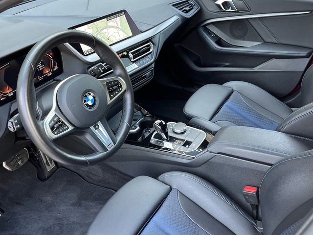 BMW Serie 1 118i color Rojo. Año 2024. 103KW(140CV). Gasolina. En concesionario Celtamotor Vigo de Pontevedra
