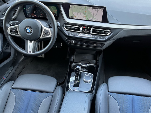 BMW Serie 1 118i color Rojo. Año 2024. 103KW(140CV). Gasolina. En concesionario Celtamotor Vigo de Pontevedra