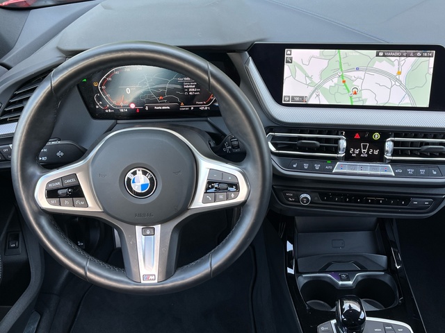 BMW Serie 1 118i color Rojo. Año 2024. 103KW(140CV). Gasolina. En concesionario Celtamotor Vigo de Pontevedra