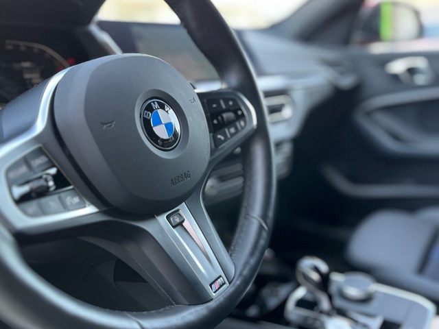 BMW Serie 1 118i color Rojo. Año 2024. 103KW(140CV). Gasolina. En concesionario Celtamotor Vigo de Pontevedra