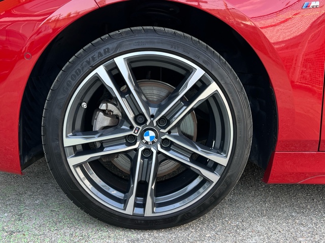 BMW Serie 1 118i color Rojo. Año 2024. 103KW(140CV). Gasolina. En concesionario Celtamotor Vigo de Pontevedra
