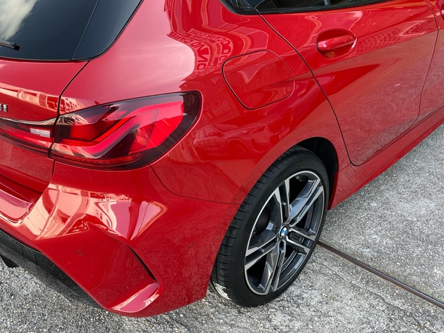 BMW Serie 1 118i color Rojo. Año 2024. 103KW(140CV). Gasolina. En concesionario Celtamotor Vigo de Pontevedra