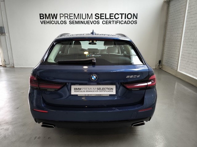 BMW Serie 5 520d Touring color Azul. Año 2021. 140KW(190CV). Diésel. En concesionario Lurauto Gipuzkoa de Guipuzcoa