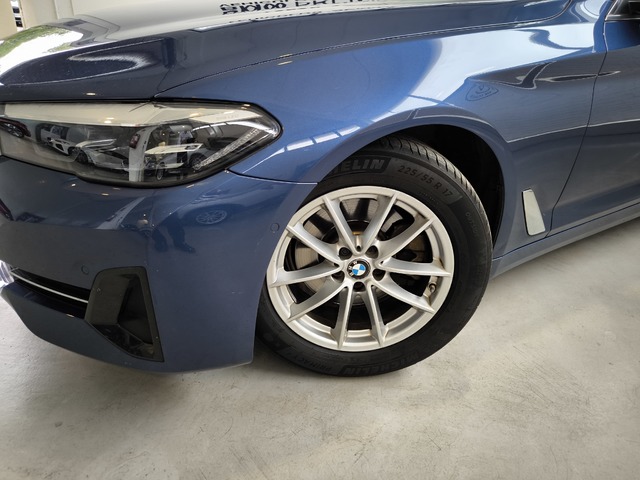 BMW Serie 5 520d Touring color Azul. Año 2021. 140KW(190CV). Diésel. En concesionario Lurauto Gipuzkoa de Guipuzcoa