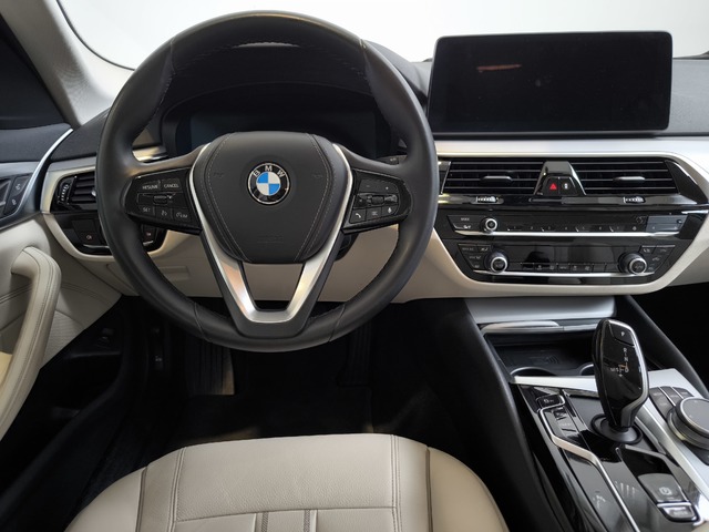 BMW Serie 5 520d Touring color Azul. Año 2021. 140KW(190CV). Diésel. En concesionario Lurauto Gipuzkoa de Guipuzcoa