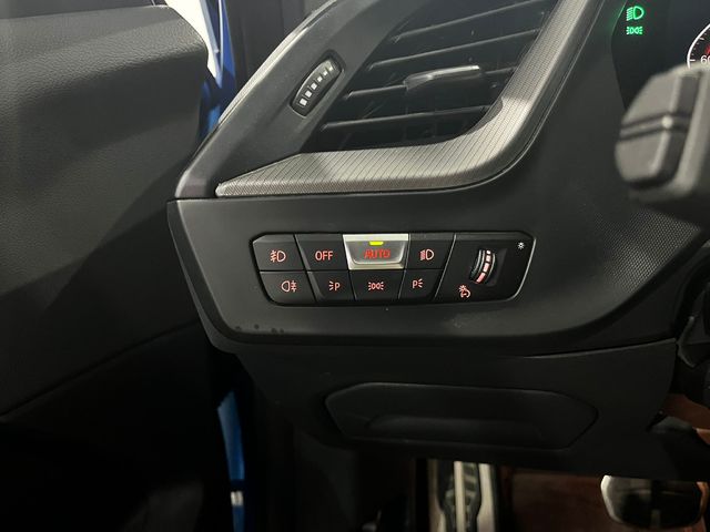 BMW Serie 1 118i color Azul. Año 2021. 103KW(140CV). Gasolina. En concesionario Unicars Ponent de Lleida