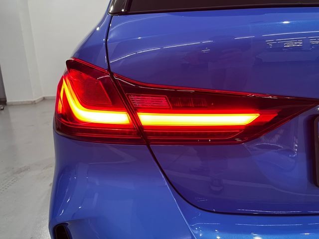 BMW Serie 1 118i color Azul. Año 2021. 103KW(140CV). Gasolina. En concesionario Unicars Ponent de Lleida