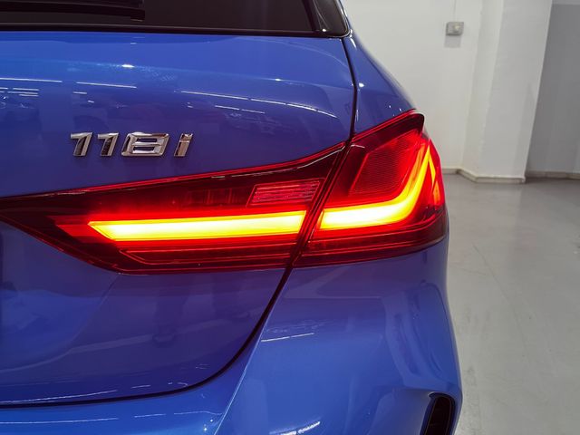 BMW Serie 1 118i color Azul. Año 2021. 103KW(140CV). Gasolina. En concesionario Unicars Ponent de Lleida