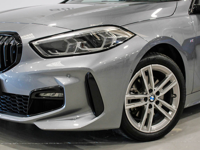 BMW Serie 1 118d color Gris. Año 2024. 110KW(150CV). Diésel. En concesionario Barcelona Premium -- GRAN VIA de Barcelona