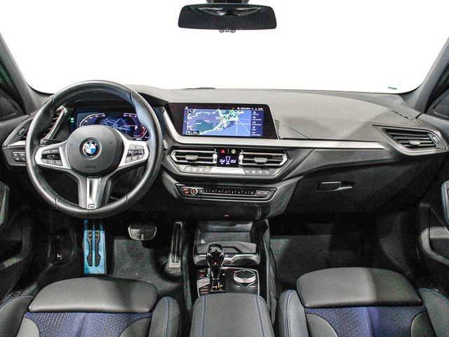 BMW Serie 1 118d color Gris. Año 2024. 110KW(150CV). Diésel. En concesionario Barcelona Premium -- GRAN VIA de Barcelona